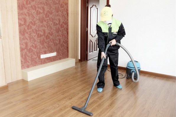 地板打蜡是用固体蜡还是液体蜡好？听万师傅一分析，才知被坑！