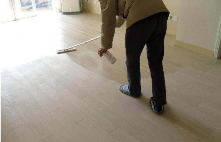 地板打蜡是用固体蜡还是液体蜡好？听万师傅一分析，才知被坑！