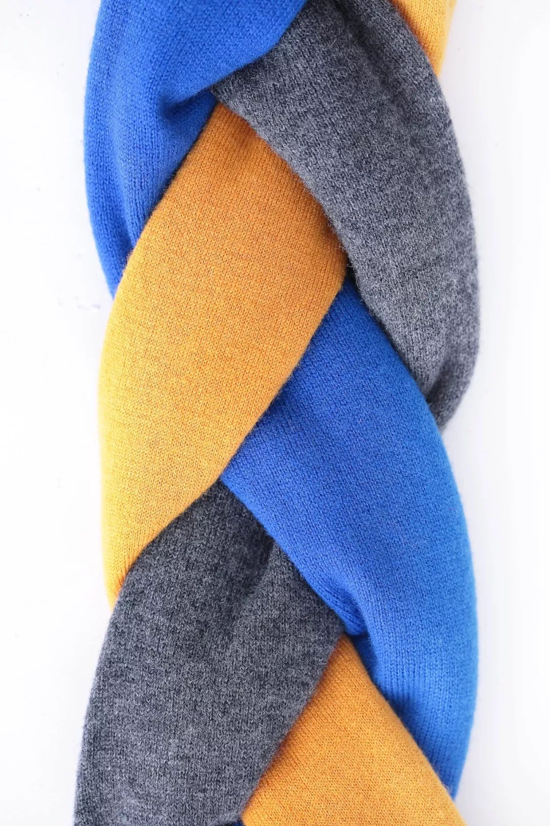 不是所有的羊绒衫都是柔软的么,质感柔软羊绒衫穿着舒服春秋