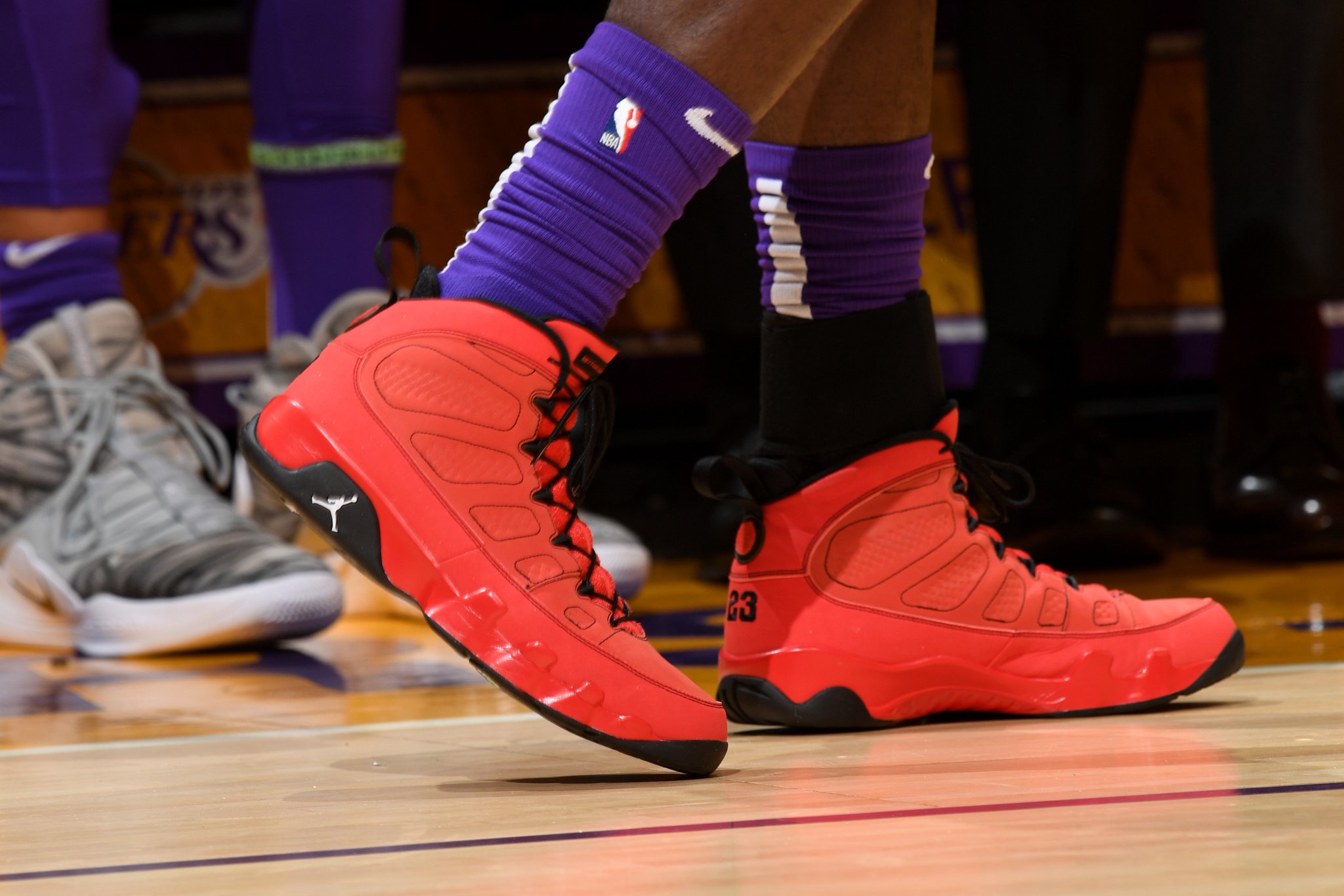 NBA今日球鞋精选：库里唐斯上脚万圣节特别款罗斯50分战靴诞生