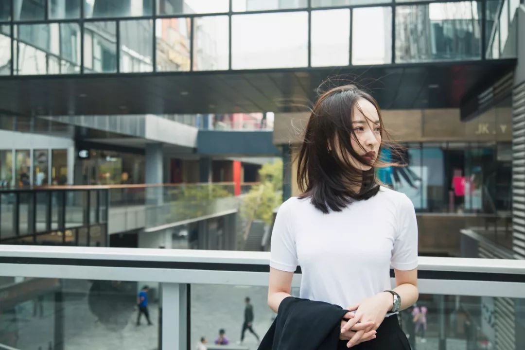 告别剪刀手，东航小姐姐手把手教你街拍pose