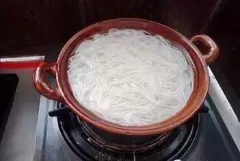 砂锅米线摆摊高汤,做砂锅米线高汤一天要多少