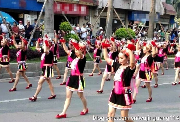 美女云南西双版纳傣族泼水节歌舞,2010西双版纳傣族万人泼水节