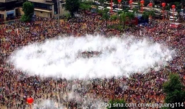 美女云南西双版纳傣族泼水节歌舞,2010西双版纳傣族万人泼水节