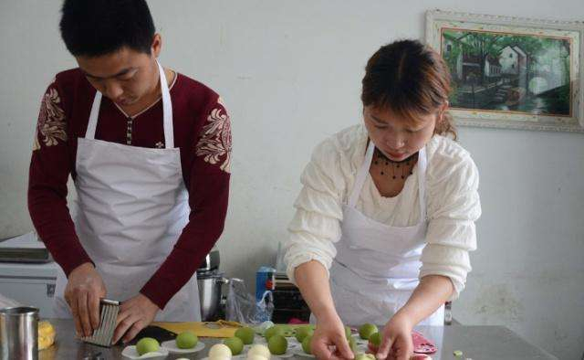 下班兼职摆摊卖炸串一天卖50块钱,农村大姐摆摊卖炸串月入数万