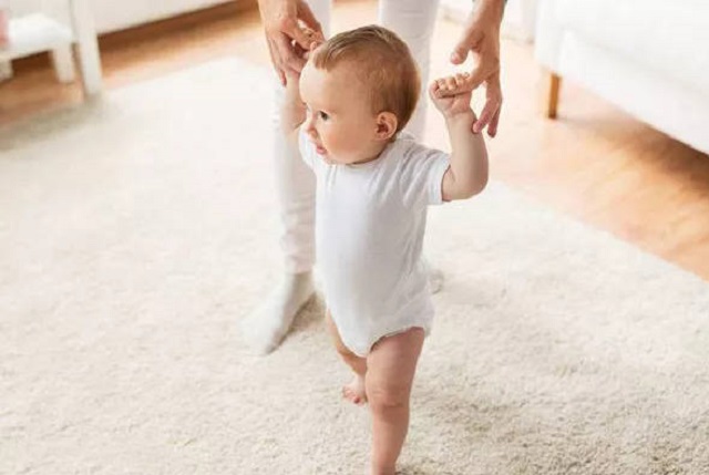 宝宝走得早会影响腿型发育吗,婴儿几个月练站不影响腿部发育