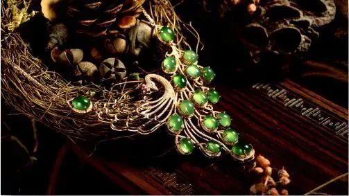 岫玉180料手镯和翡翠哪个好,好品质的岫玉和差品质翡翠哪个好