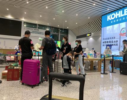 终于！经历了约30小时，这位深圳女留学生从纽约飞回了深圳