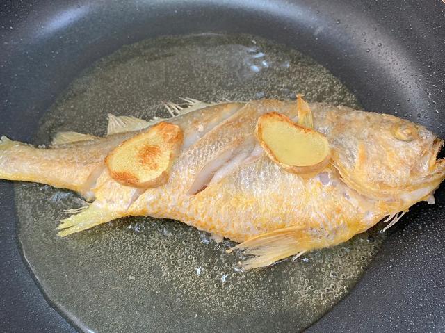 煎鱼诀窍怎么煎才会酥脆,煎鱼的时候怎样煎才不粘锅