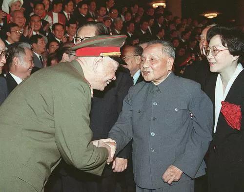 上将张震，78岁时要退休，*小平邓**：比我小10岁，还可以再干一届