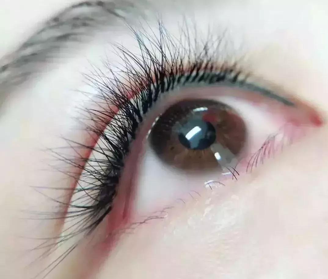 吴谨言迪丽热巴对比惨烈,热巴年纪更小却因这个bug显老10岁?