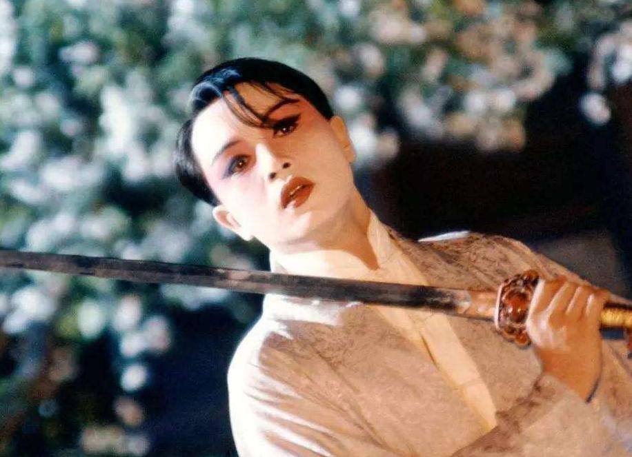 用美貌征服好莱坞的“孤儿”尊龙，晚景凄凉，也被“美国妈”召唤