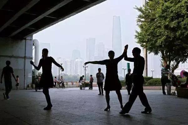 这才叫生活！山中3年他建了一个漂亮小院，活的比年轻人还酷！