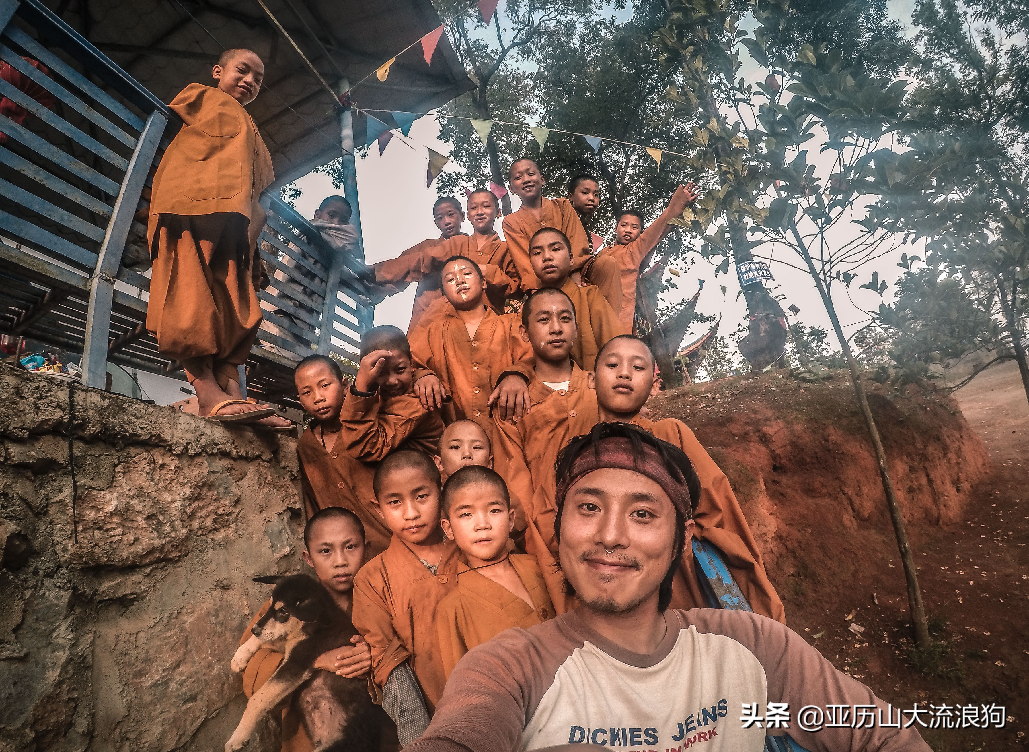 中缅边境的佛寺,旅途中遇到藏区僧人