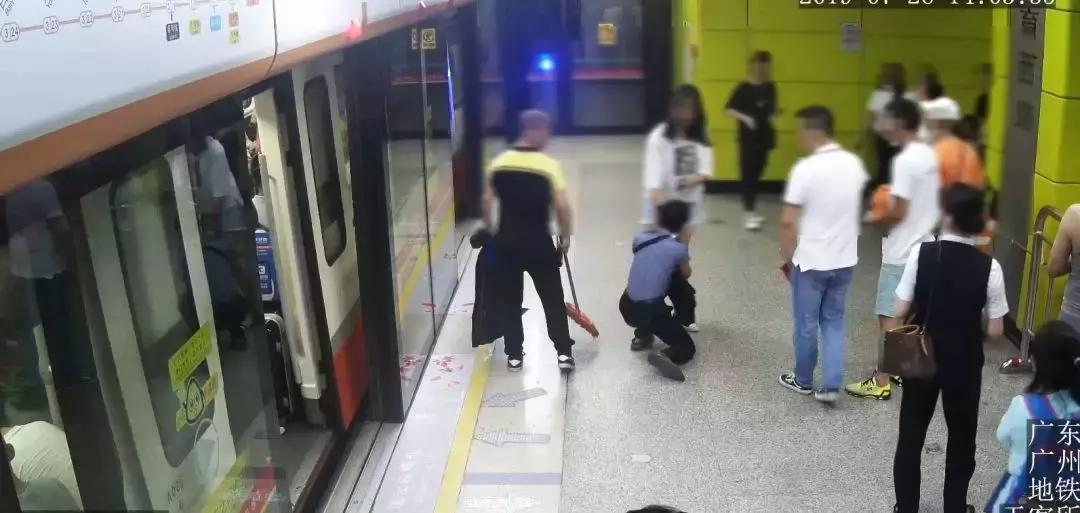 霸气！年轻女孩地铁站内抓“*狼色**”，守株待兔一把拽地上，帅呆了