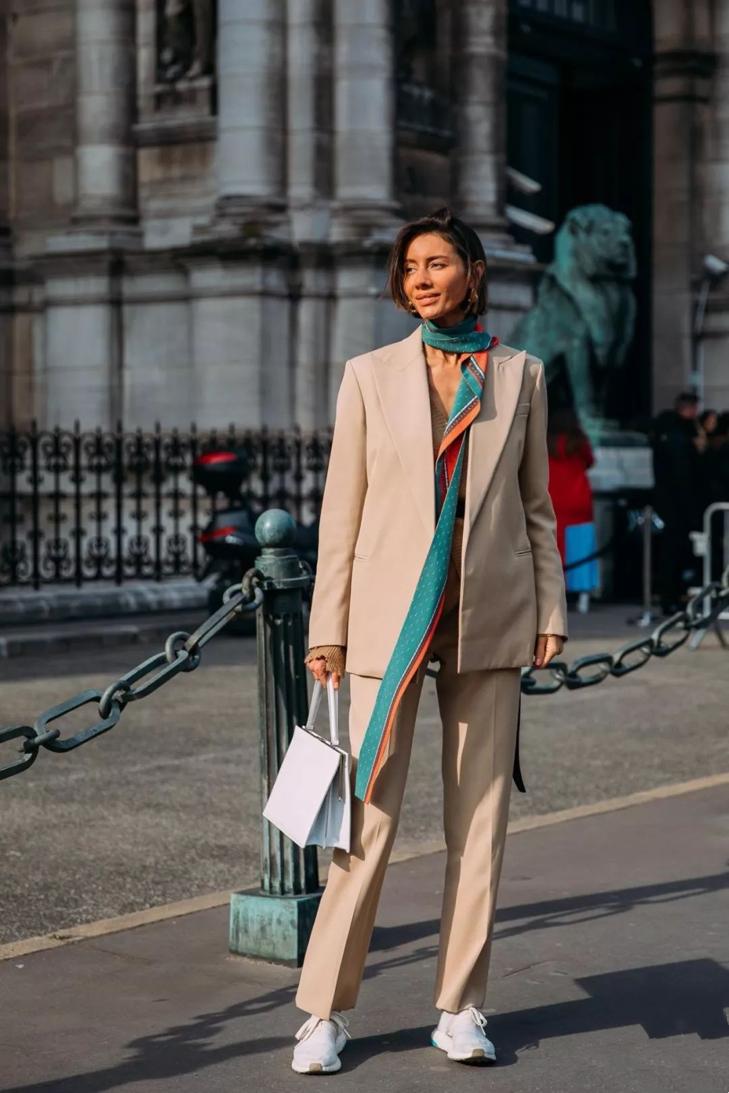 丝巾春天的系法大全慢动作,春天戴丝巾旅行穿搭