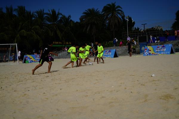 吉阳区第二届青少年沙滩足球联赛大东海开赛