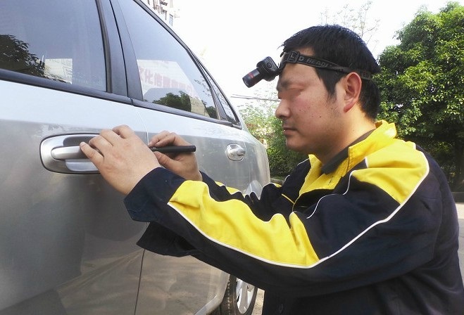 汽车钥匙锁车里别着急砸玻璃,车钥匙忘记车里了怎么把窗户打开