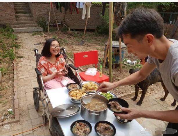 梦想自驾环游中国的轮椅夫妻,男生骑自行车带轮椅女环游中国