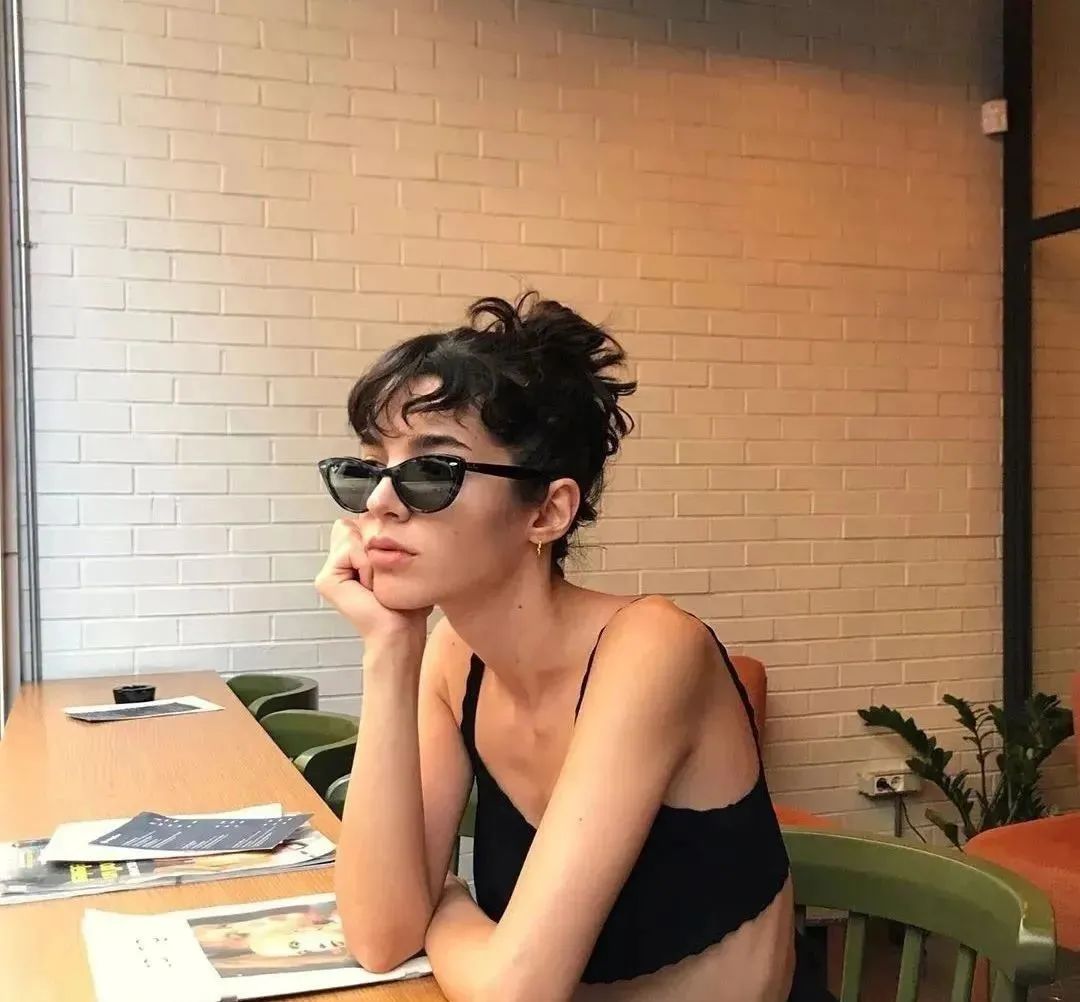 窄长脸戴什么样的墨镜好看,圆脸选什么墨镜显脸小