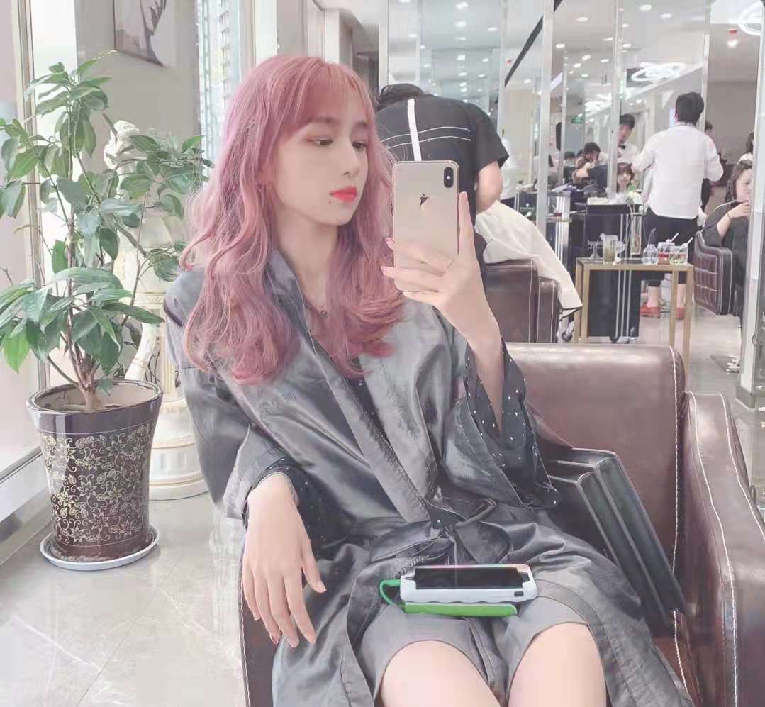 染过黑色的头发还能染酒红,染黑的头发适合改什么颜色