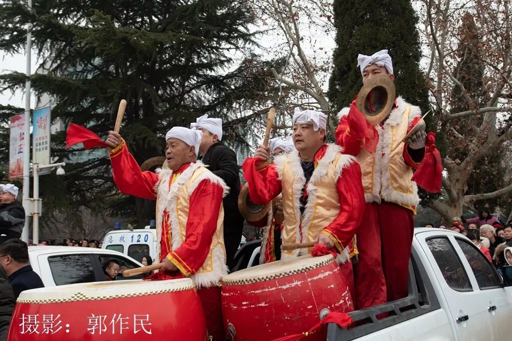 城关镇社火表演安塞腰鼓,社火打腰鼓