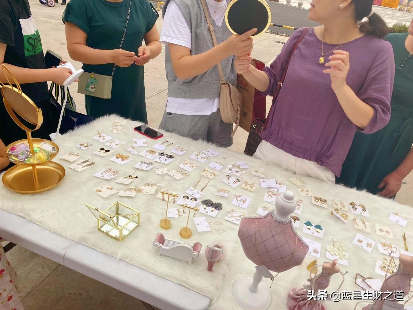 摆摊卖耳饰生意惨淡24年,摆地摊耳环卖18一对贵吗