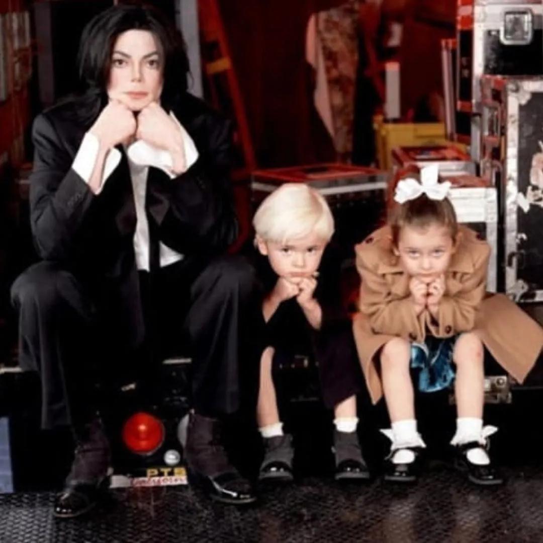 2009年，因父亲杰克逊去世遭受“非议”的帕里斯，今22岁卷土重来