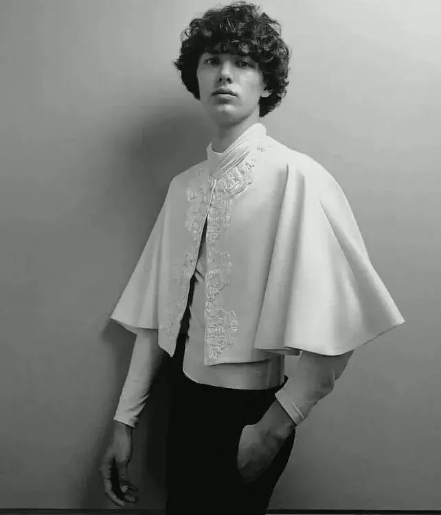 全球最帅王子18岁净身出户，上海打工赚钱：生来是王子，太惨了