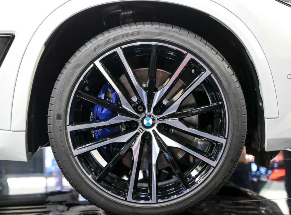 宝马x5和奥迪q7操控比较,宝马x5对比卡宴哪个操控好