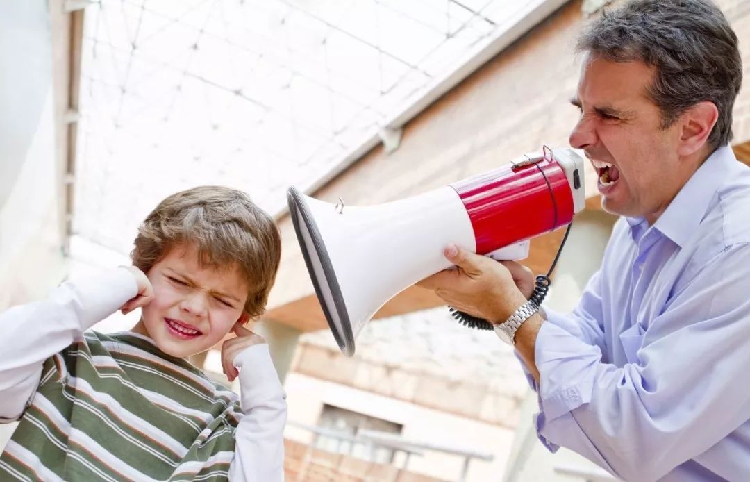 孩子一哭就哄和不哄,孩子一哭怎么哄也不听怎么办