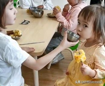 幼儿园小班宝宝误入大班，立马享受国宝般待遇，老师被萌翻