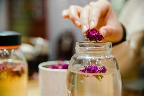 脸色差皮肤暗黄的护肤方法,肌肤粗糙吃什么药最好