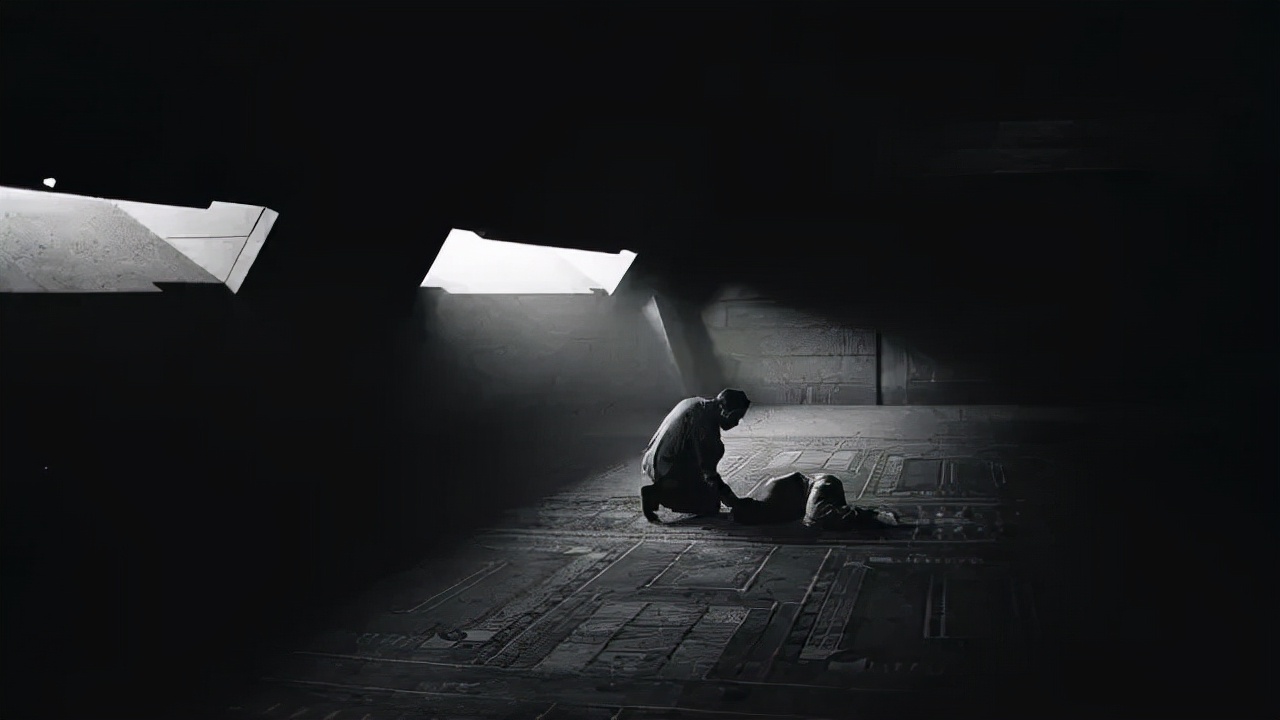 沙丘经典画面,沙丘最早版本是哪一年