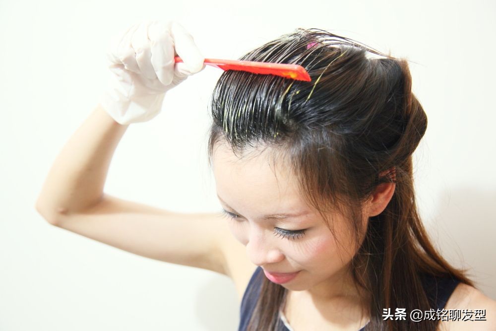 理发店染发和自己染发哪个伤头发,自己染发和店里染发有什么区别