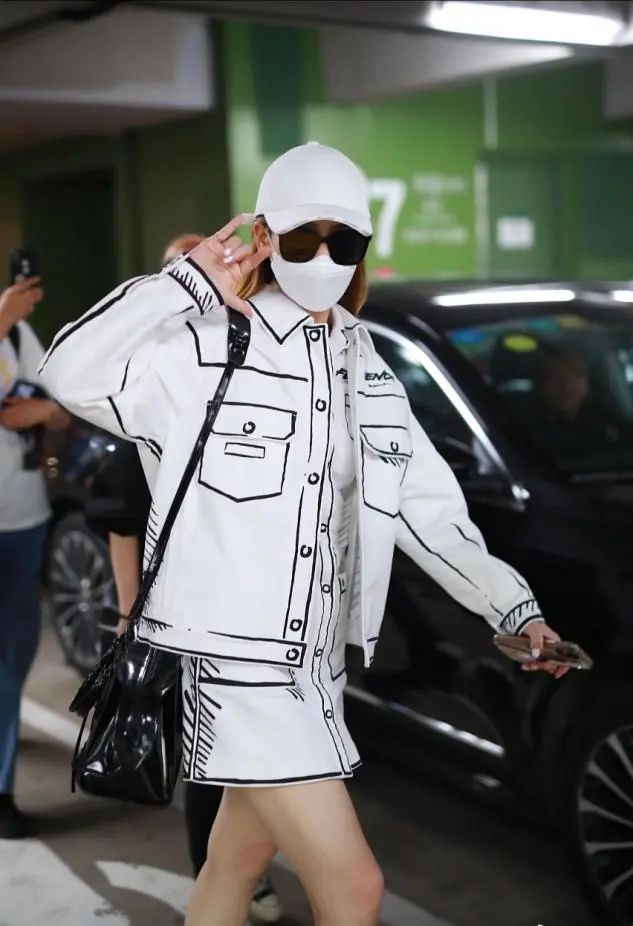 戚薇太个性,嫌领带太长直接剪一半,双丸子头炸毛了