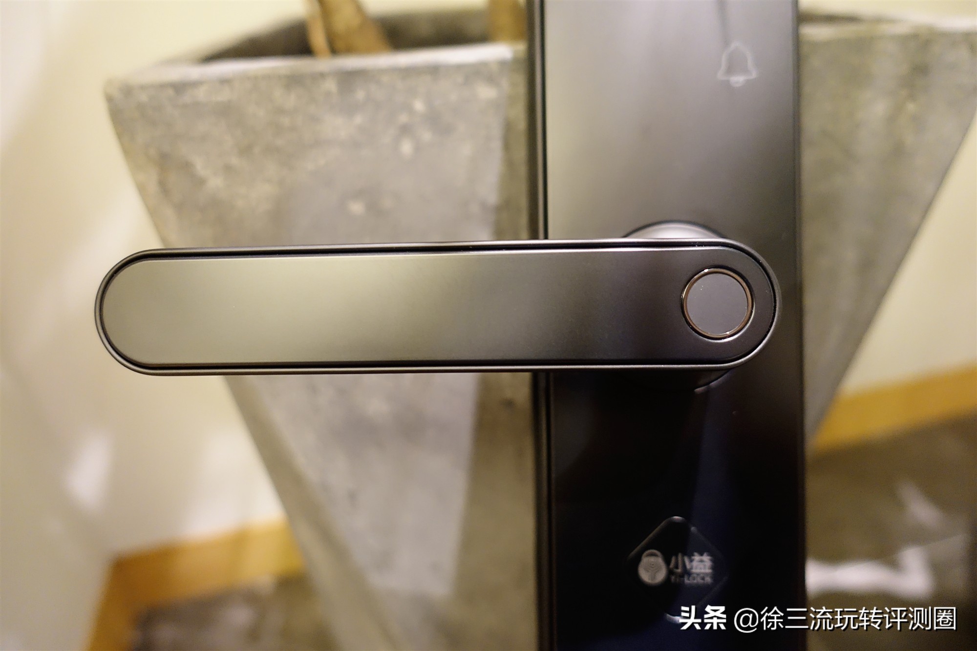 这把指纹锁不得了，内置天猫精灵AI模块，说句话就能开锁