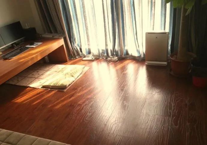 地板之间离得太近起拱怎么处理,地板起拱了怎么办视频