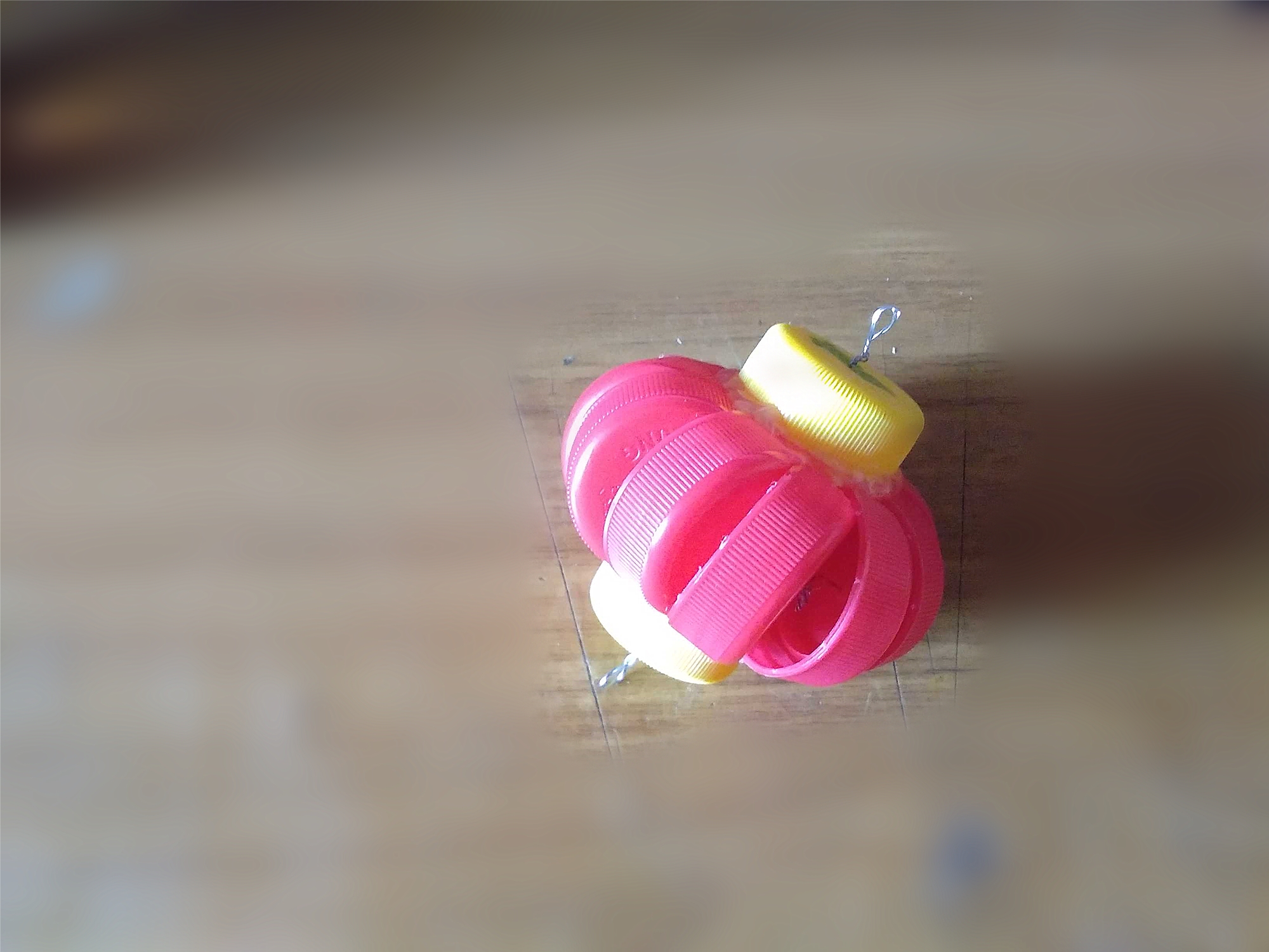 手把手教你用瓶盖做灯笼教程,100个瓶盖大灯笼制作大全