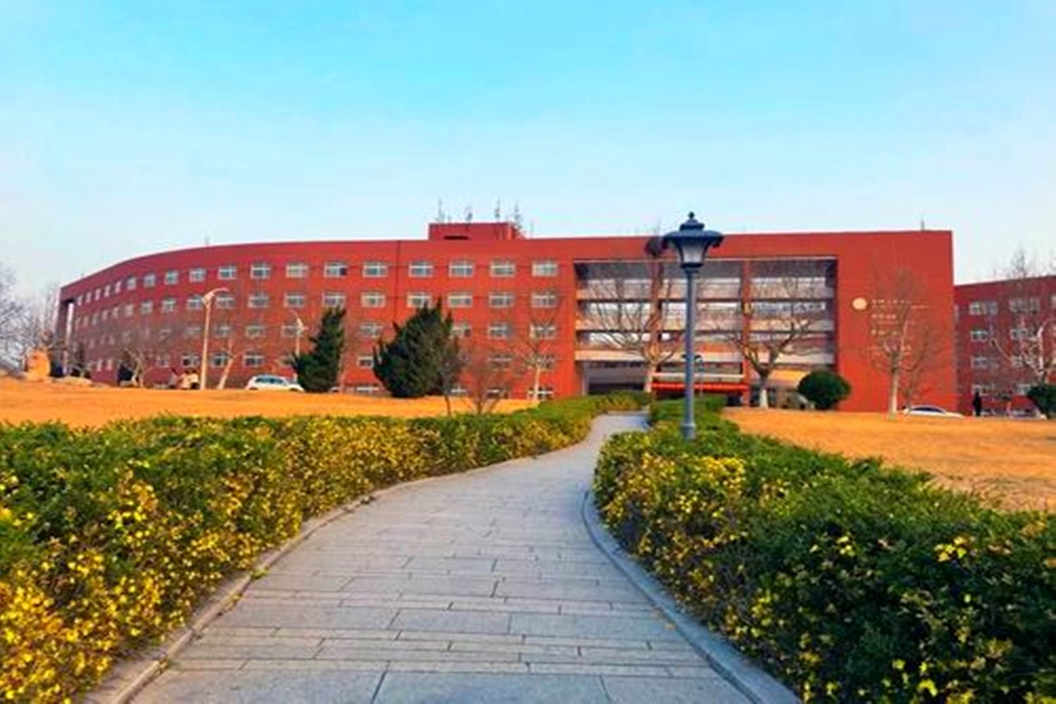 山东一所让人分不清是几本的大学,拥有2个校区,占地3061亩