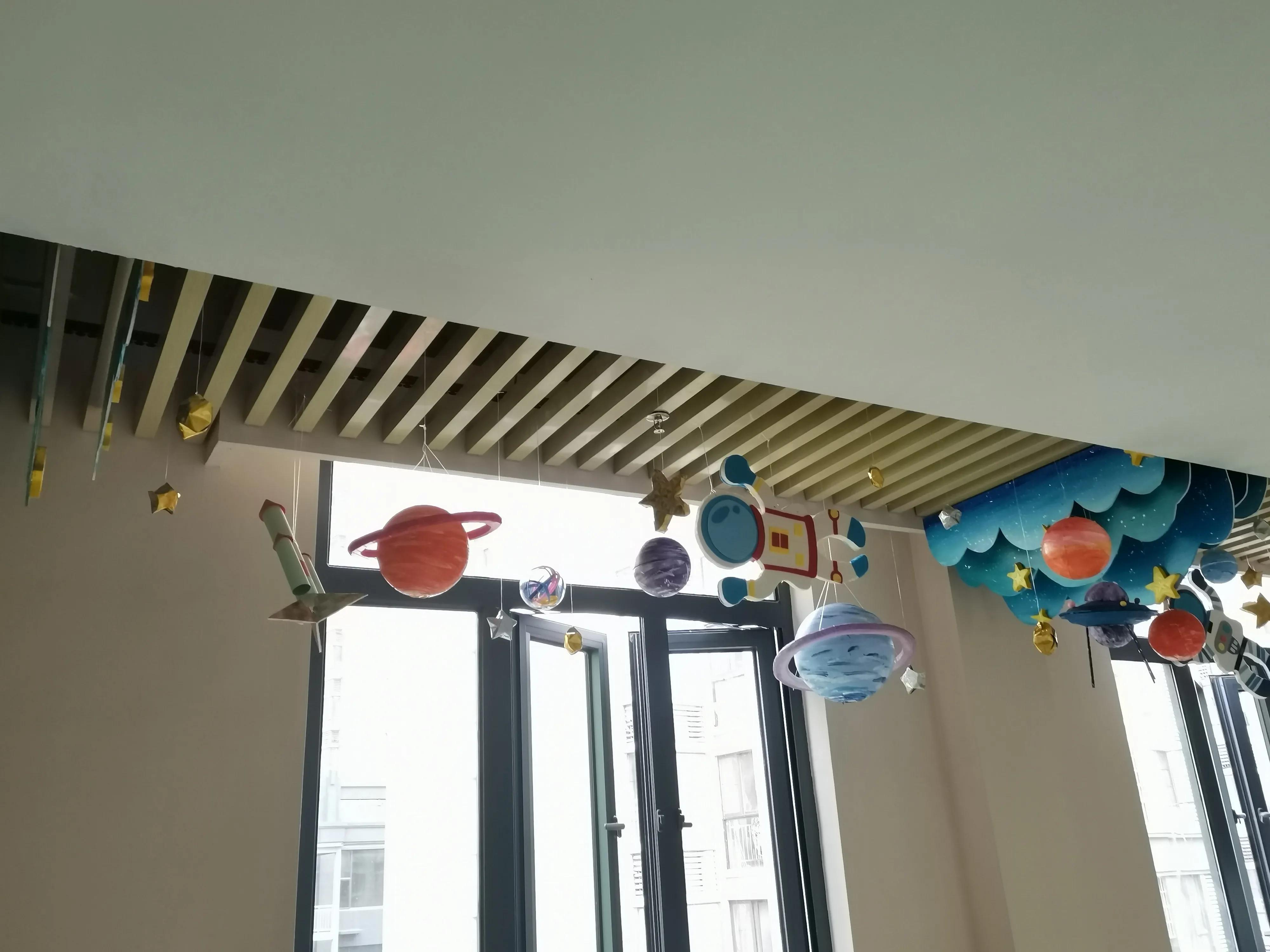 幼儿园吊饰星空如何制作,幼儿教室环创布置吊饰星空