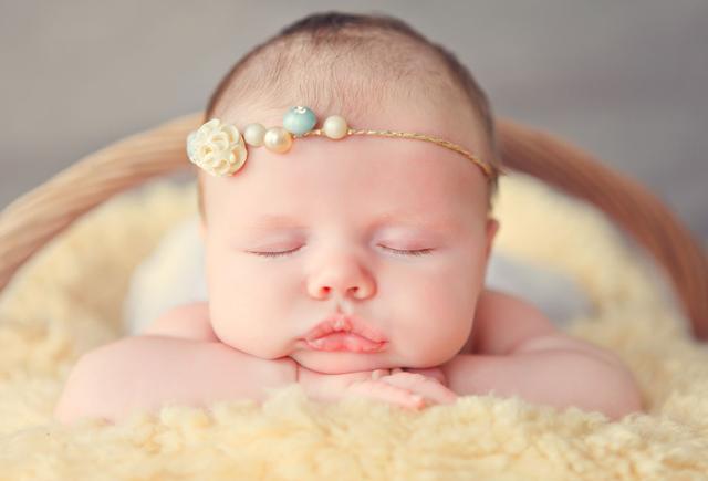 宝宝头型睡偏了怎么办一岁,宝宝头型睡右侧偏了怎么办