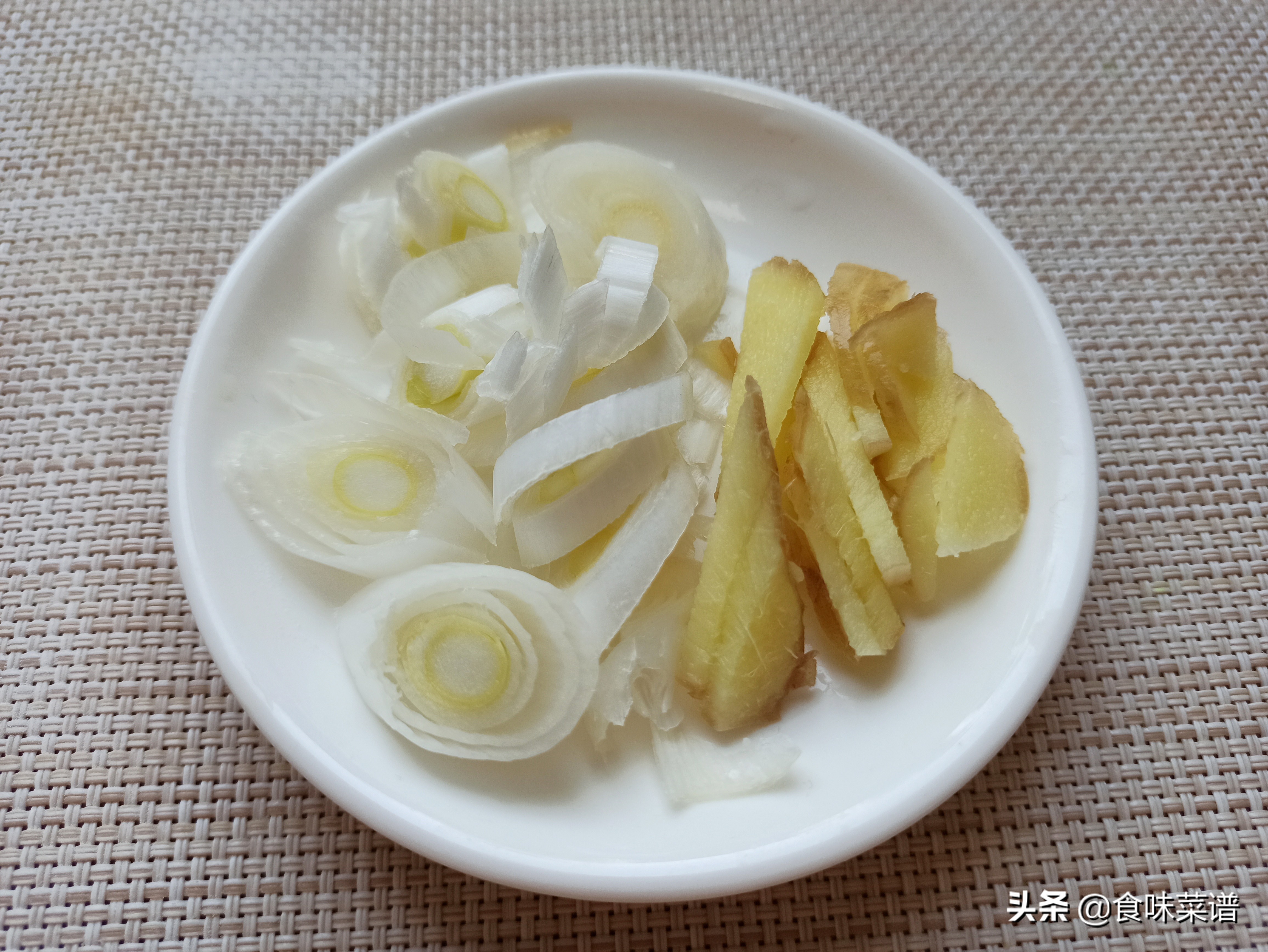 青椒炒肉丝肉丝已经熟,青椒肉丝下油锅