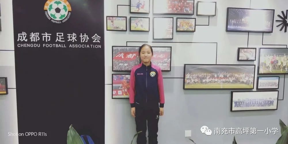 绿茵场上挥洒汗水享受足球的快乐,三亚足球小将在绿茵场上挥洒汗水