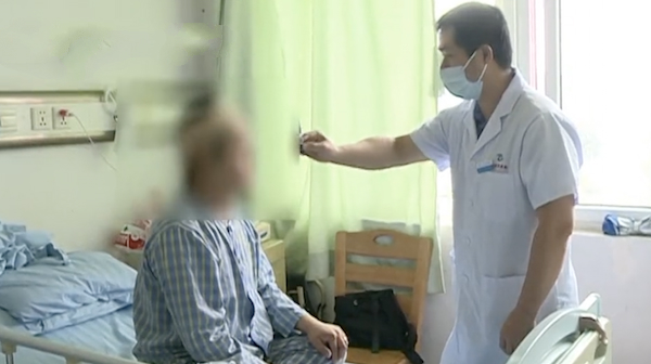 脑脓肿武汉小伙,年轻小伙脸上有个脓包