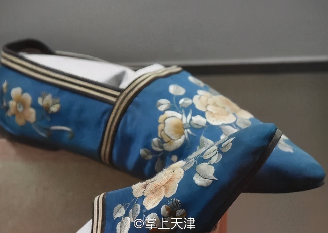 00后的小朋友喜欢90后的姐姐,00后小姑娘爱上80后中年大叔