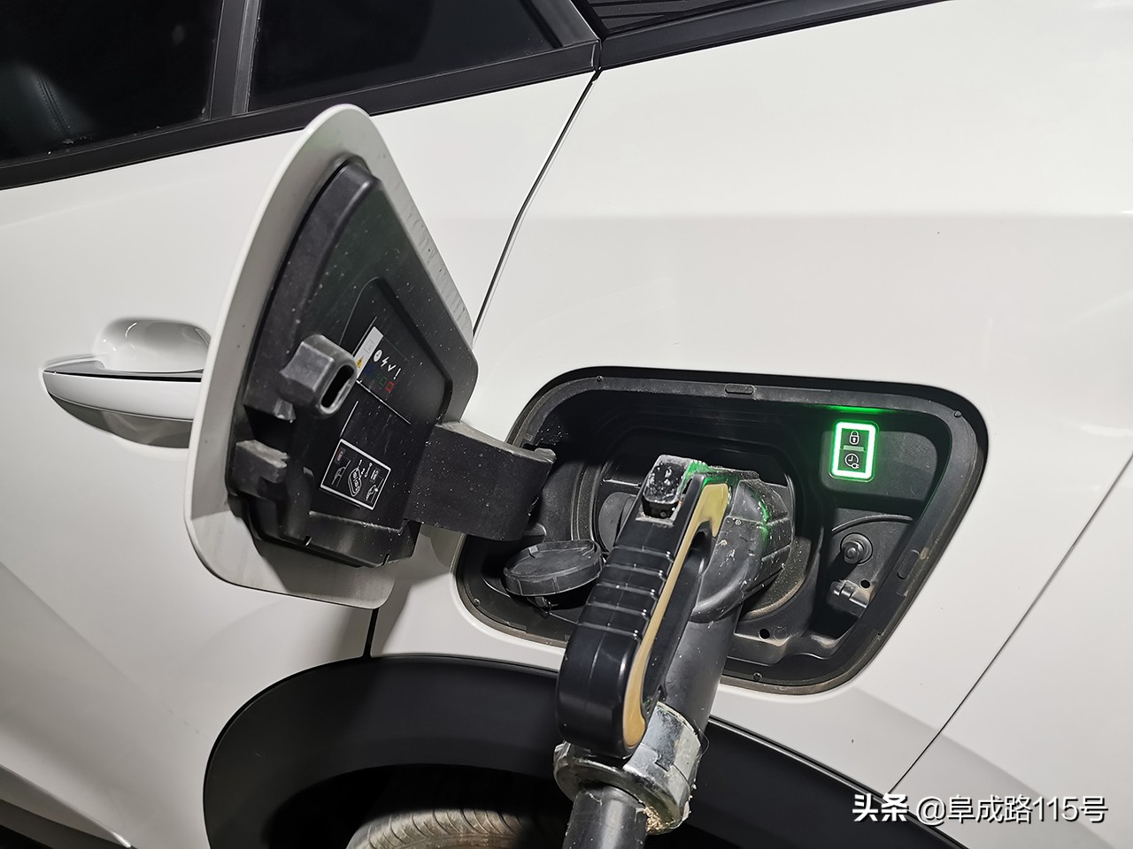 奶帅的面孔，裸眼3D的内容，一身名牌的e2008缺点究竟在哪