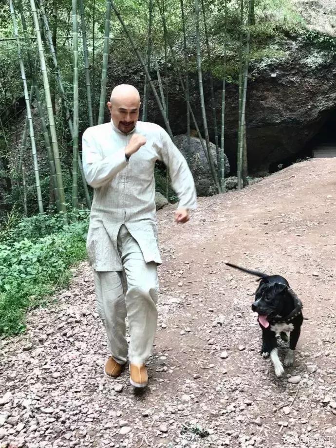 长恶人脸，竟是老婆奴！他拍风月片，被骂低俗，一幅画能卖出80万