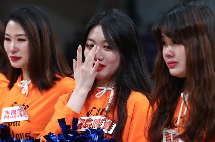 11日体育热点回顾：感动！辽篮两连败最美拉拉队泣不成声，球迷不愿离去掩面痛哭