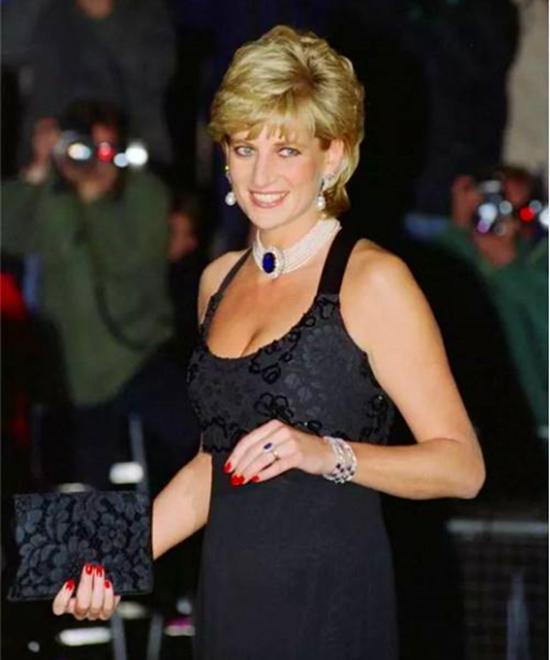 经典奢侈高跟鞋品牌有哪些,时尚界的宠儿高跟鞋的演变史